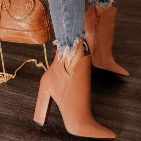 Qupid Shoes - NWT SIGNAL BOOTIES (MOCHA)